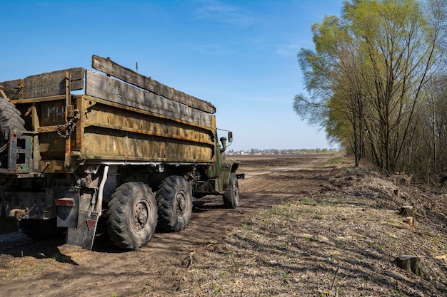 Vecchio camion su una strada di campagna vicino al campo. Giornata di sole primaverile.