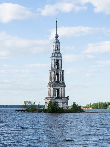 Vecchio campanile fatiscente su un'isola sul fiume Volga