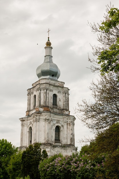 Vecchio campanile su uno sfondo di cielo grigio