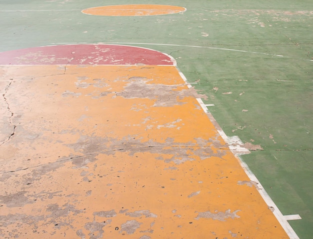 Vecchio campo da basket in cemento