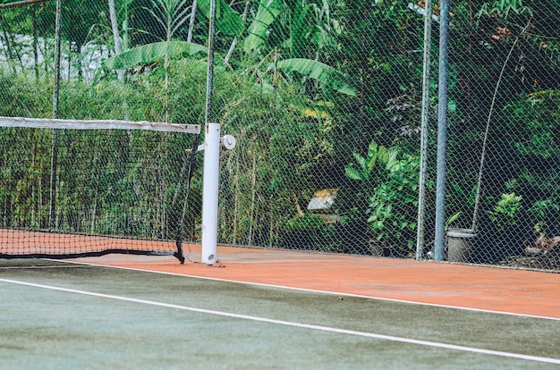 Vecchio campo da tennis al mattino