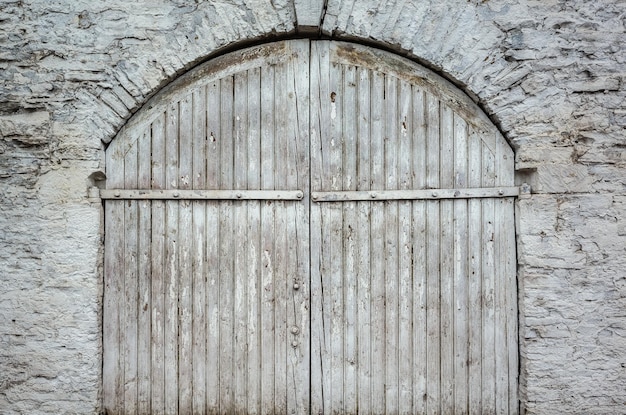 Vecchio cancello di legno in un muro di pietra. Russia, città di Orenburg