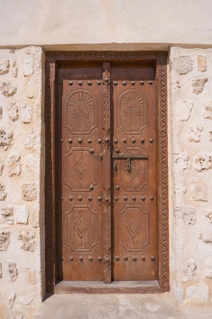 Vecchio cancello nel vecchio quartiere della città di Sharjah