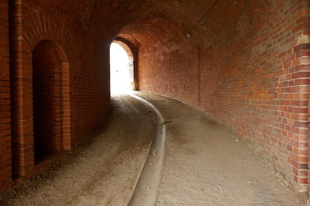 Vecchio cancello rosso nel muro del castello