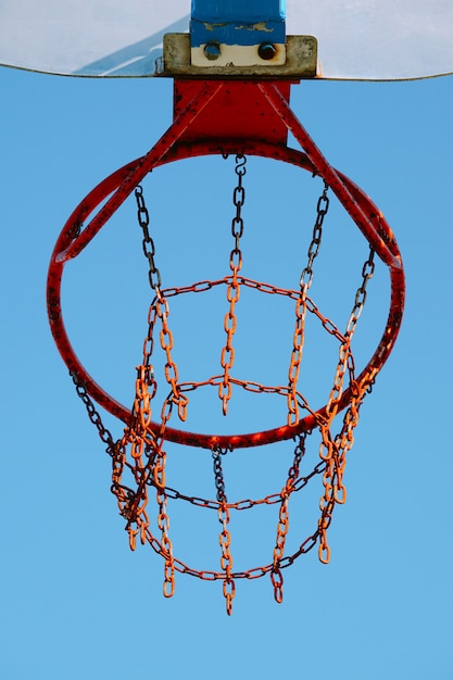 vecchio canestro da basket in strada