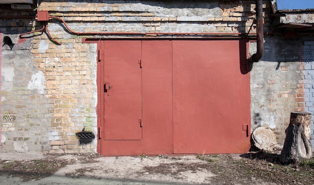 vecchio capannone della porta del magazzino in metallo