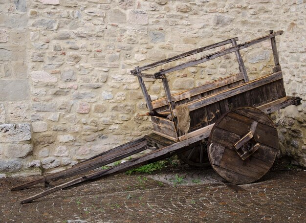 Vecchio carrello di legno