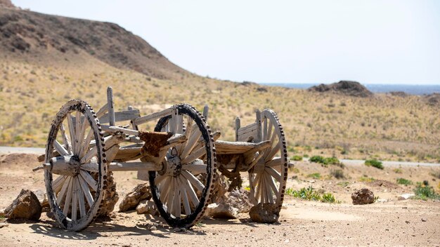 Vecchio carretto di legno su due ruote di carro