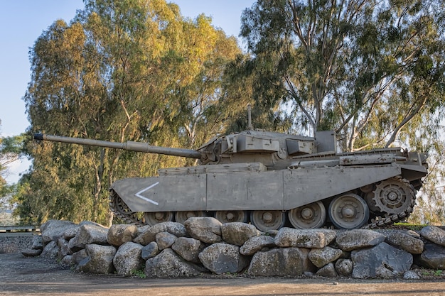 Vecchio carro armato israeliano Merkava che sta nel campo Ramat HaGolan Israele