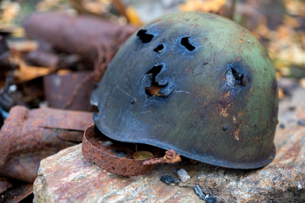 Vecchio casco d'acciaio militare sovietico su una pietra