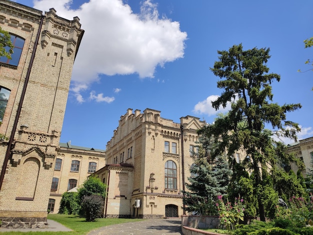 Vecchio castello di mattoni tra alberi verdi di giorno