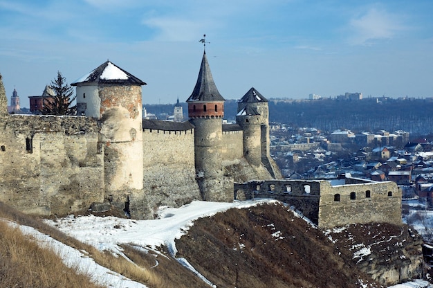 Vecchio castello in Kamenets-Podolsky in una giornata invernale di sole. Ucraina