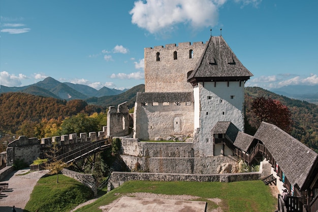Vecchio castello medievale nella città di Celje, Slovenia. Sfondo turistico all'aperto di viaggio