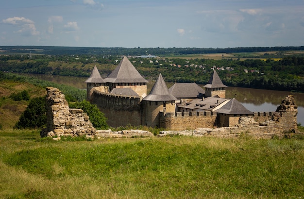 Vecchio castello medievale nella città di Khotyn nel pomeriggio d'estate