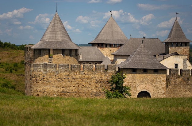 Vecchio castello medievale nella città di Khotyn nel pomeriggio d'estate