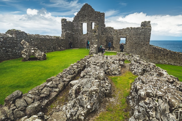 Vecchio castello rovinato alla linea costiera Irlanda del Nord