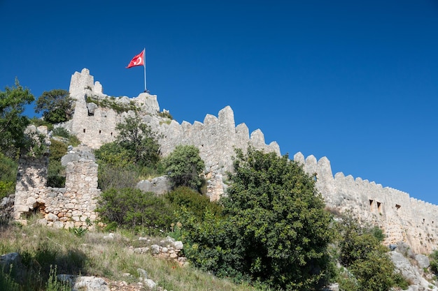 Vecchio castello sulla cima di un monte a Kalekoy Simena Turchia che giace su un percorso di trekking a lunga distanza di Lycian Way