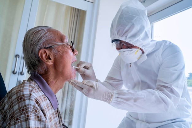 Vecchio che esegue il test del tampone per il coronavirus