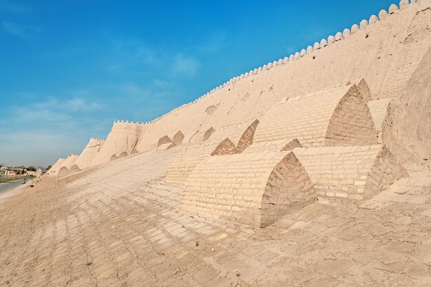 Vecchio cimitero alle mura della città nella vecchia città di Khiva, Uzbekistan