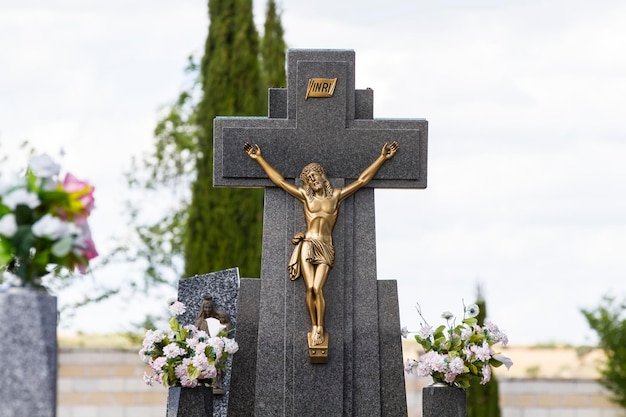 vecchio cimitero con tombe in luogo santo spagnolo