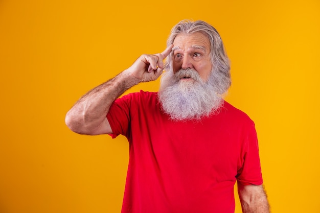 Vecchio con la barba lunga con le dita sul lato della fronte pensieroso