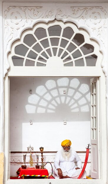 Vecchio con la barba nel forte di Mehrangarh