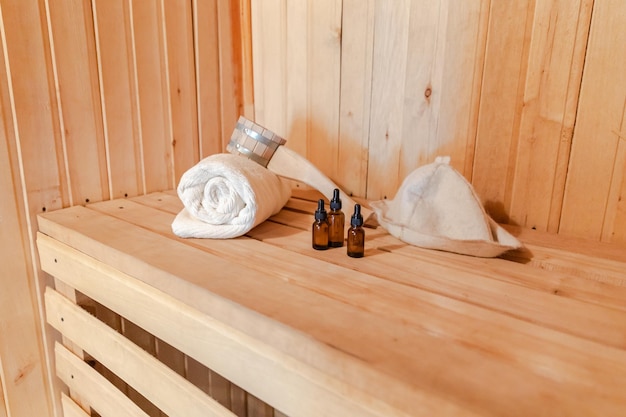 Vecchio concetto russo tradizionale della stazione termale dello stabilimento balneare. Dettagli interni Sauna finlandese bagno turco con accessori per sauna tradizionale set di asciugamani in feltro per olio aromatico. Rilassatevi il concetto di bagno del villaggio di campagna.