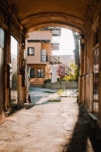 Vecchio cortile sotto l'arco nella città di Odesa