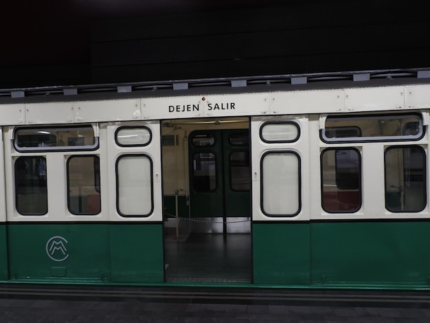 Vecchio dettaglio del vagone della metropolitana di Madrid Spagna