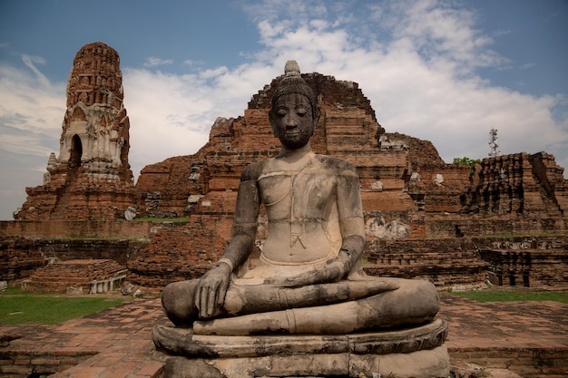 Vecchio e bellissimo tempio tailandese Wat Mahathat Parco storico di Ayutthaya Ayutthaya Thailandia BuddhaCittà storica di Ayutthayawatmahathat