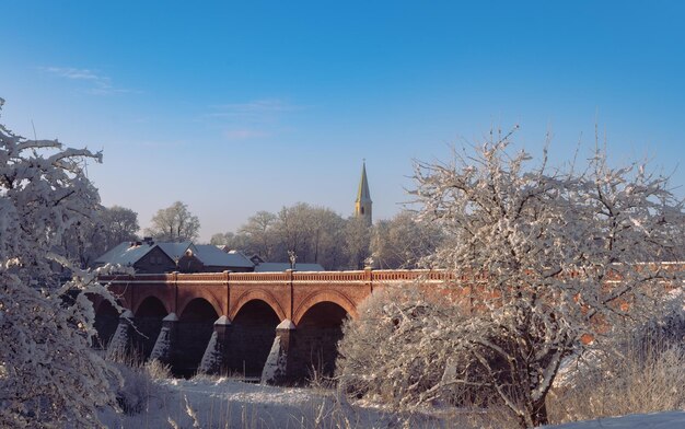 Vecchio e il terzo ponte in mattoni più lungo d'Europa Vista invernale del ponte e della cittadina d'Europa