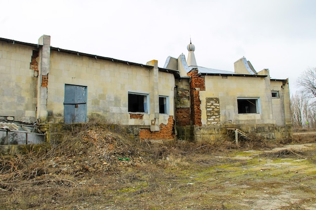 Vecchio edificio abbandonato in Ucraina