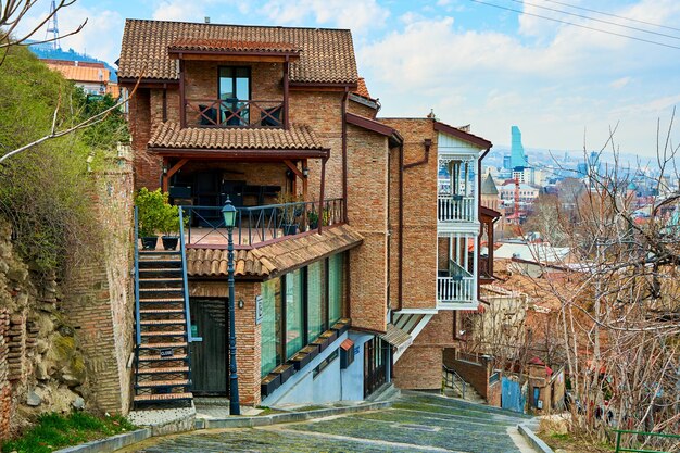 Vecchio edificio accogliente di Tbilisi, Georgia