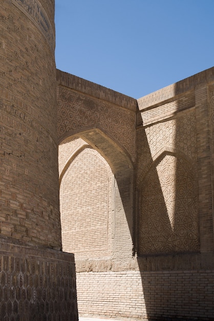 Vecchio edificio con arco e passaggio. Gli antichi edifici dell'Asia medievale. Bukhara, Uzbekistan