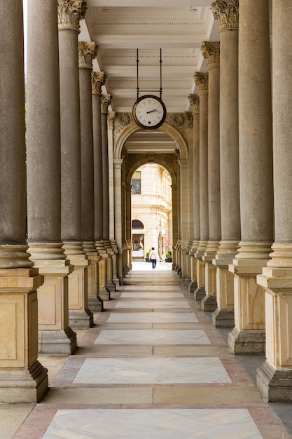 Vecchio edificio con colonne in pietra, Karlovy Vary, Repubblica Ceca, l'Europa.