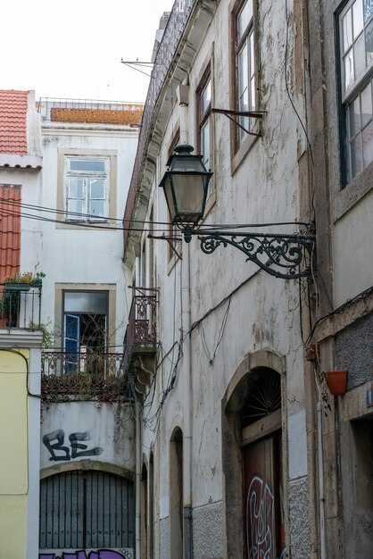 Vecchio edificio con lampione a Lisbona