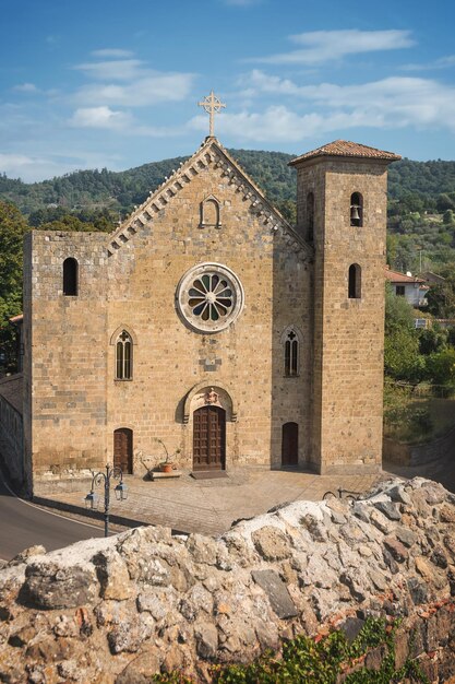 Vecchio edificio contro il cielo