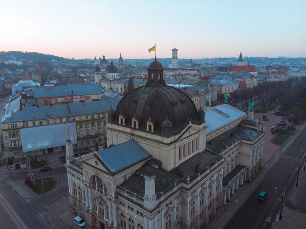 Vecchio edificio dell'opera di architettura europea nel centro della vista aerea della città