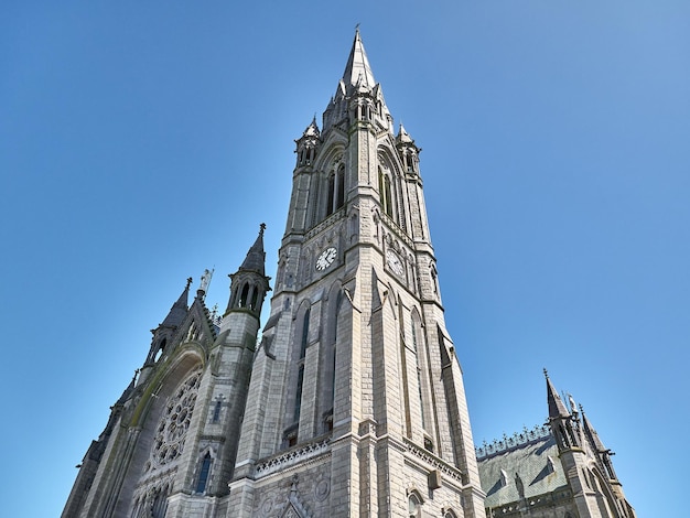 Vecchio edificio della cattedrale cattolica in Irlanda chiesa cristiana antica architettura gotica