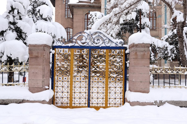 Vecchio edificio in pietra Ovunque è coperto di neve