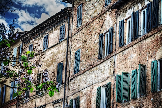 Vecchio edificio sotto un cielo nuvoloso a Siena Italia