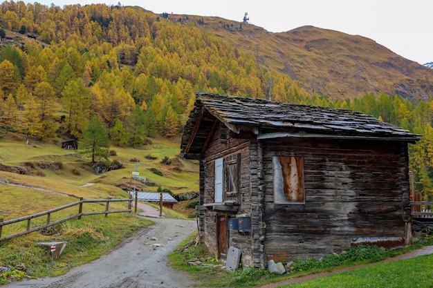 Vecchio edificio sulla stazione della funivia Furi in autunno e giornata piovosa.