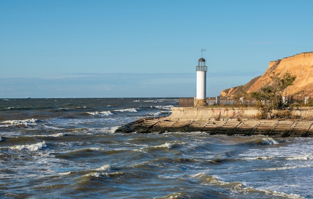 Vecchio faro Karabush nel villaggio turistico di Morskoe vicino a Odessa, Ucraina, in una soleggiata giornata primaverile