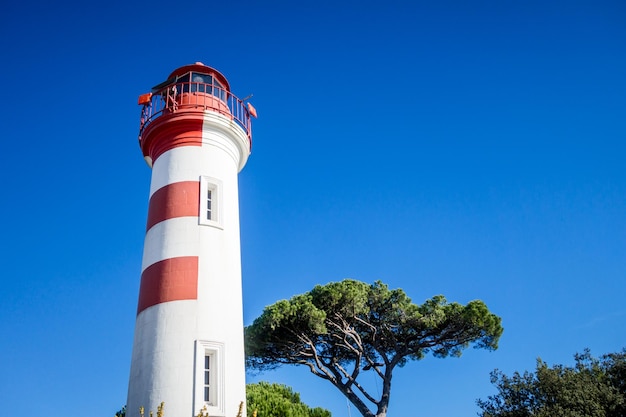 Vecchio faro rosso nel porto di La Rochelle Francia