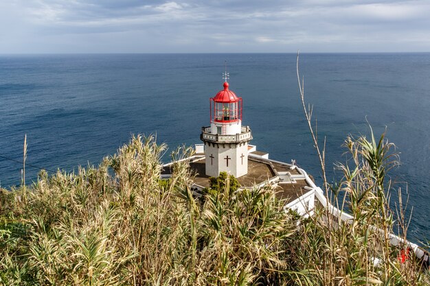 Vecchio faro sulla montagna.