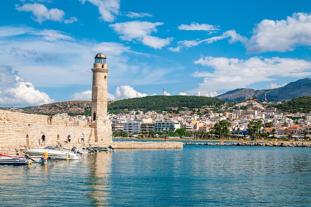 Vecchio faro veneziano nel porto di Rethymnon.