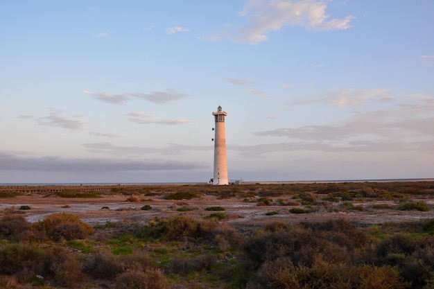 Vecchio faro vicino al mare