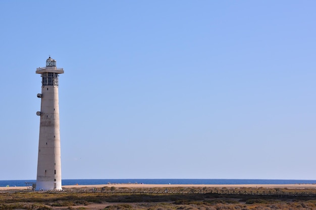 Vecchio faro vicino al mare