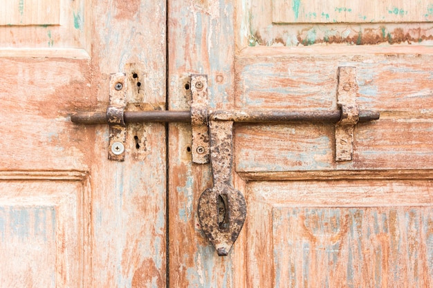 Vecchio fermo su una porta di legno