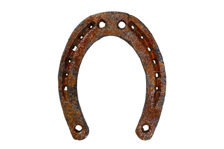 Vecchio ferro di cavallo arrugginito isolato su uno sfondo bianco